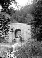 1 vue  - Torrent de Charmant, pont permettant le passage de la route forestière de Durbon – affluent rive gauche de Bouriane (ouvre la visionneuse)