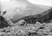 1 vue Torrent de Réallon, ruines du grand barrage après la crue du 12 Juillet 1897, vue de l'amont vers l'aval