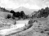 1 vue Torrent de Vachères, barrage n° 9, poussée des berges, fissures dans l'ouvrage
