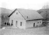 1 vue  - La maison forestière terminée, l\'entrée - 28 Novembre 1907 (ouvre la visionneuse)