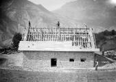 1 vue  - La maison forestière en construction, face est - 10 Septembre 1907 (ouvre la visionneuse)