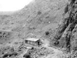 1 vue  - La baraque de l\'entrepreneur en terrain en glissement. Ravin de Mouraisse au dessus (ouvre la visionneuse)