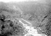 1 vue  - Les eaux longeant la digue du premier barrage de dérivation après la crue du 6 Novembre 1906 (ouvre la visionneuse)