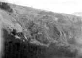 1 vue  - Torrent de Sainte-Marthe, grand glissement sur la route départementale. Photo en miroir de la 21 fi 848 (ouvre la visionneuse)
