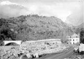 1 vue  - Pont tourné et route emportée par la crue des 27/28 juin 1928. La route est rétablie par des moyens de fortune. (ouvre la visionneuse)