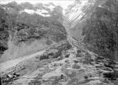 1 vue Torrent de l'Onde après les inondations de 1928 à Entre-les-Aygues, engravement dû au riou du Gerpa. Hameau sur le cône de déjection.