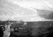 1 vue Crue des 27/28 Septembre 1928 - La vallée en aval des Mensals jusqu'au confluent du torrent d'Alibrand qui a barré le cours de La Biaysse et dont on aperçoit le cône de déjections dans l'ombre à l'amont de Viollins