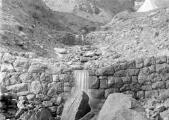 1 vue  - Torrent du Villard, barrages en pierres sèches. Campement (ouvre la visionneuse)