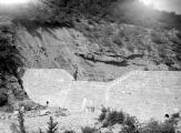 1 vue  - Torrent du Devez, barrage construit en 1948. L\'atterrissement est arrivé au niveau de la cuvette en 1953 (ouvre la visionneuse)