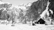 1 vue Ancien refuge forestier de Cézanne, toit enfoncé par la neige