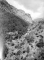 1 vue  - Gorge du Fournel, ancienne mines d\'argent et maison du directeur en arrière plan. (ouvre la visionneuse)