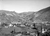 1 vue  - Village de Valserres au premier plan. Torrent du Merdarel faisant limite de commune avec Jarjayes. (ouvre la visionneuse)