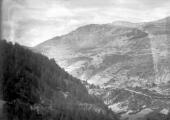 1 vue  - Vu sur le hameau de Meyriès et torrent du Platenq (ou du Brasq) (ouvre la visionneuse)
