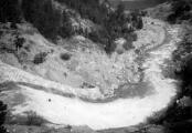 1 vue  - Torrent de Vachères, radier de glissement du barrage n° 6 - Vue du sommet vers l\'aval (ouvre la visionneuse)