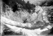 1 vue  - Torrent de Vachères, radier de glissement du barrage n° 6 - Vue du sommet vers l\'aval (ouvre la visionneuse)