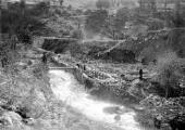 1 vue  - Torrent de Vachères, après la crue de Septembre 1920 dérivation rétablie à l\'amont du barrage n° 7 (ouvre la visionneuse)