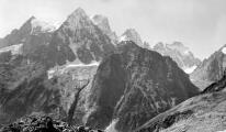 1 vue  - Glaciers de La Momie et des Violettes. (ouvre la visionneuse)