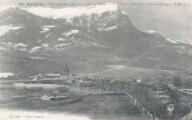 1 vue  - Vue générale prise au-dessus de l\'allée de Pont-Frach. Au fond : le Grand Morgon (2326 m)Librairie papèterie L. Goujon, Embrun (ouvre la visionneuse)