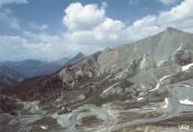 1 vue  - Col de l\'Izoard (2360 m). Les lacets et le nouveau refuge NapoléonIris, Cap-Théojac, Panazol (ouvre la visionneuse)