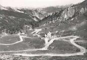 1 vue  - Col d\'Izoard (2360 m). Le refuge Napoléon Éditions F. Francou, Briançon (ouvre la visionneuse)