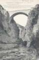 1 vue  - Le pont d\'Asfeld sur la Durance. Inscription gravée sur le pont : Du règne de Louis XV. Ce pont de 120 pieds d\'ouverture d\'arche, élevé de 168 pieds au-dessus de la rivière, a été construit par les ordres du Maréchal d\'Asfeld, général des armées du Roi, Chevalier de la Toison d\'Or, Directeur général des fortifications. L\'an 1734Éd. Durand Savoyat (ouvre la visionneuse)