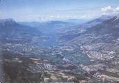 1 vue  - Vue aérienne de l\'Embrunais. Entre le Grand Morgon (2324 m) et les Aiguilles de Chabrières (2403 m) : le lac de Serre-Ponçon. A droite : Embrun et la DuranceImages des 4 saisons, Savines (ouvre la visionneuse)