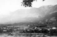 1 vue  - Les Barraques - Panorama avec le pic de l\'Aiguille (flou) et la montagne de Montet (ouvre la visionneuse)