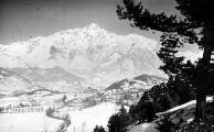 1 vue  - L\'Hôpital, hameau de Chauffayer, en hiver. Au fond, le pic de Grun (ouvre la visionneuse)