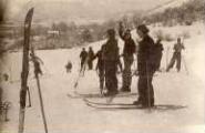 1 vue  - Skieurs sur la neige (ouvre la visionneuse)