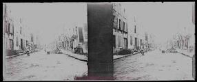 1 vue Montmédy Haut: Rue avec les ordures enlevées des maisons occupées par les allemands